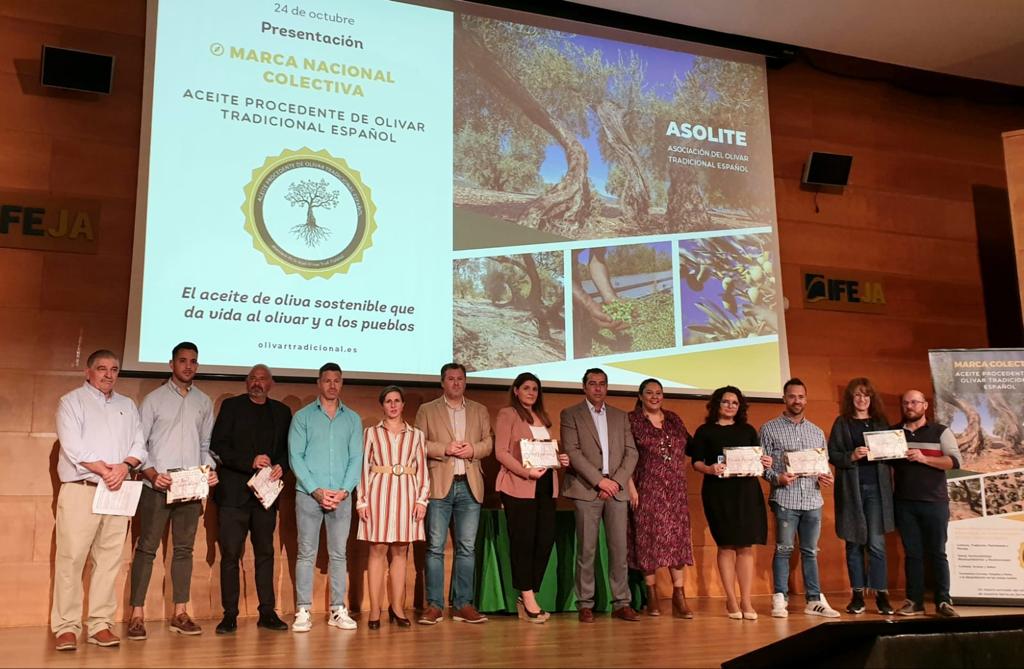 JaenJunta's tweet photo. 🌿 Olivar, tradición, cultura.
El delegado del Gobierno y la delegada de Agricultura han asistido a la presentación de la marca colectiva Aceite procedente de Olivar Tradicional Español creada por #ASOLITE.
Felicidades a las 6 empresas que incorporan ya este distintivo. https://t.co/bustuutwbx