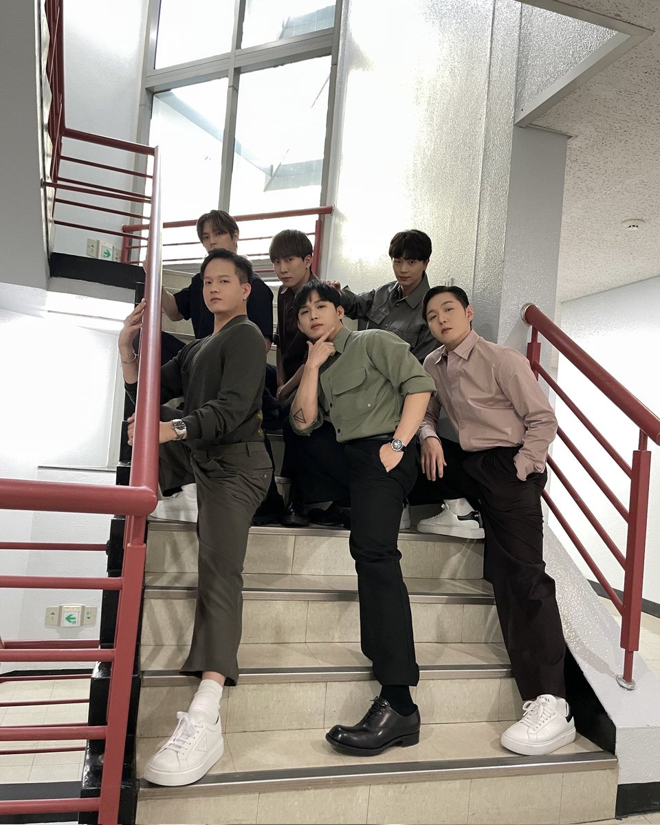 Joo_w_cS's tweet photo. #BTOB
#MAMAVOTE
이 사진은 다시봐도 뭔가 웃겨😂😂 https://t.co/Vu9DlP4KqL