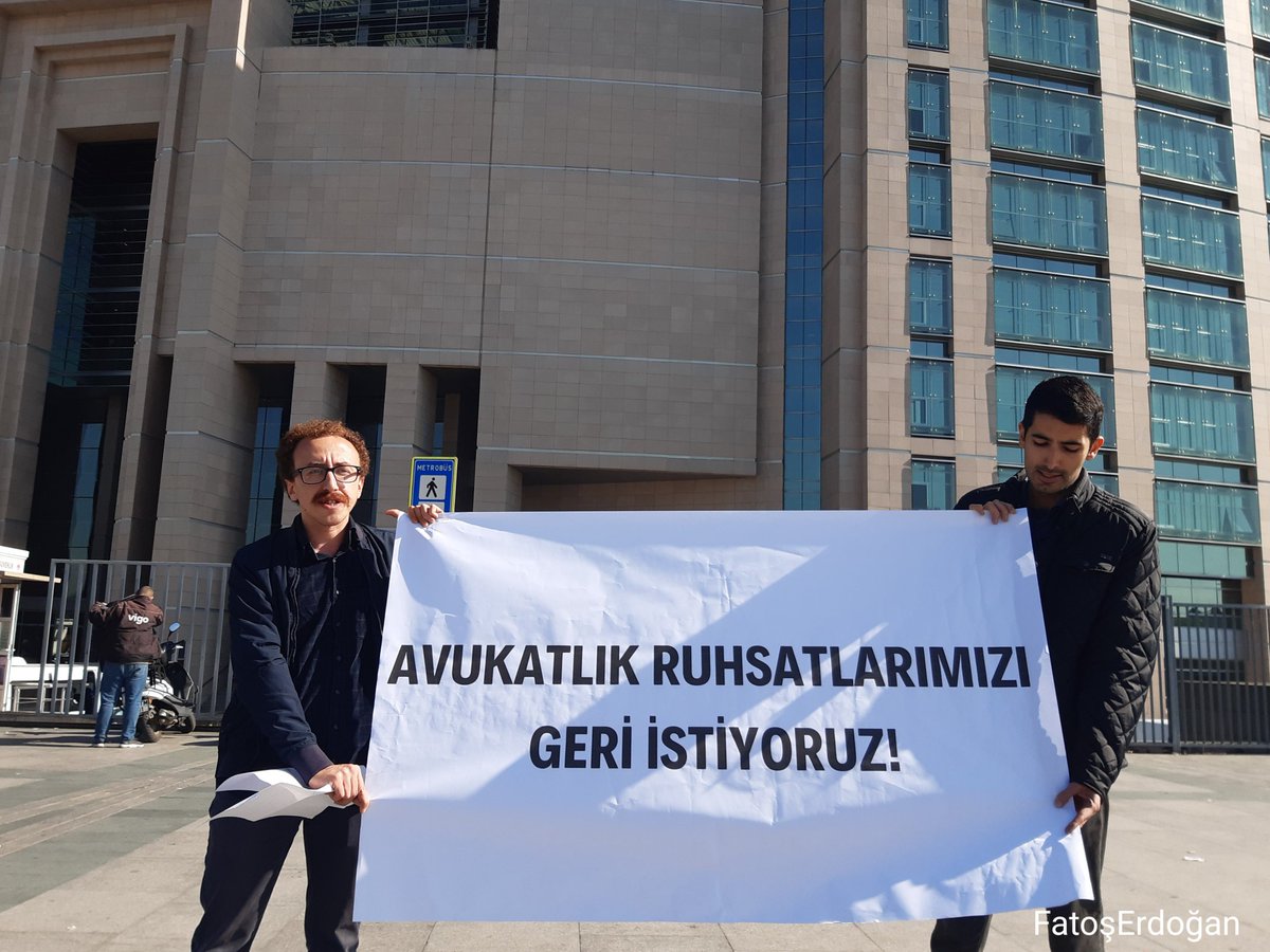 Av.Naim Eminoğlu ve Av. Doğa İncesu 'Avukatlık Ruhsatlarımızı Geri İstiyoruz!' talebiyle Çağlayan Adliyesi önünde basın açıklaması düzenledi. Avukatlar, gasp edilen ruhsatlarını geri alana kadar Çağlayan Adliyesi önünde her pazartesi eylem yapacaklarını duyurdu.