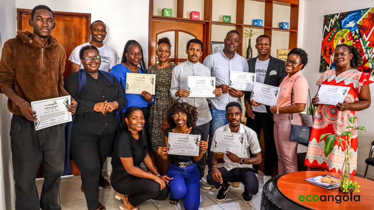 EcoAngola's tweet photo. PROJECTO ECOEDUCANDO🌱
👉No dia 14 de Outubro foram graduados novos professores que terminaram a formação sobre Educação Ambiental voltada para professores do ensino primário e educadores de infância.
#EcoAngola #EcoEducando #Educação #Ambiental #Angola #Ambiente https://t.co/zkUqiO4MnB