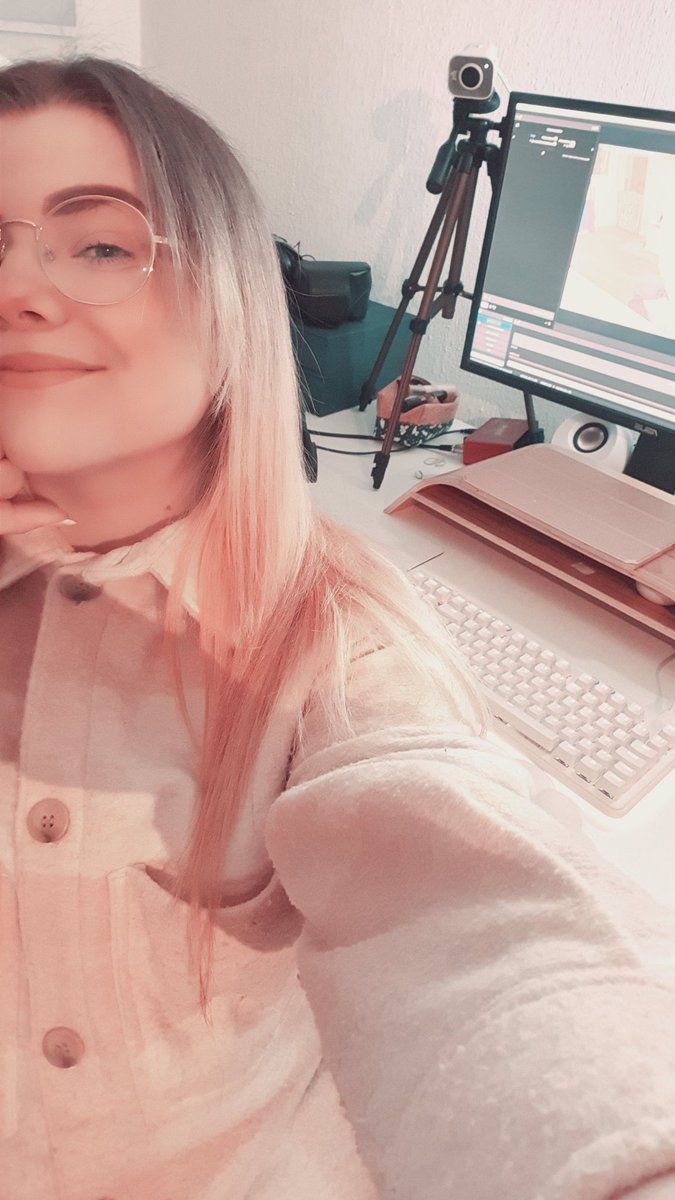 kandaem's tweet photo. new desk, new mic, new light ✌️ come grab some cozy vibes for your monday > https://t.co/Uvb9l84KXt https://t.co/eKVj6ImWUD
