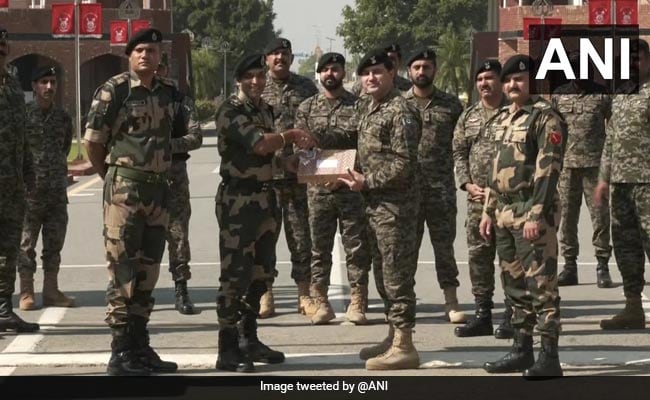 India, Pakistan Soldiers Exchange Sweets At Attari-Wagah Border On Diwali ndtv.com/india-news/ind…