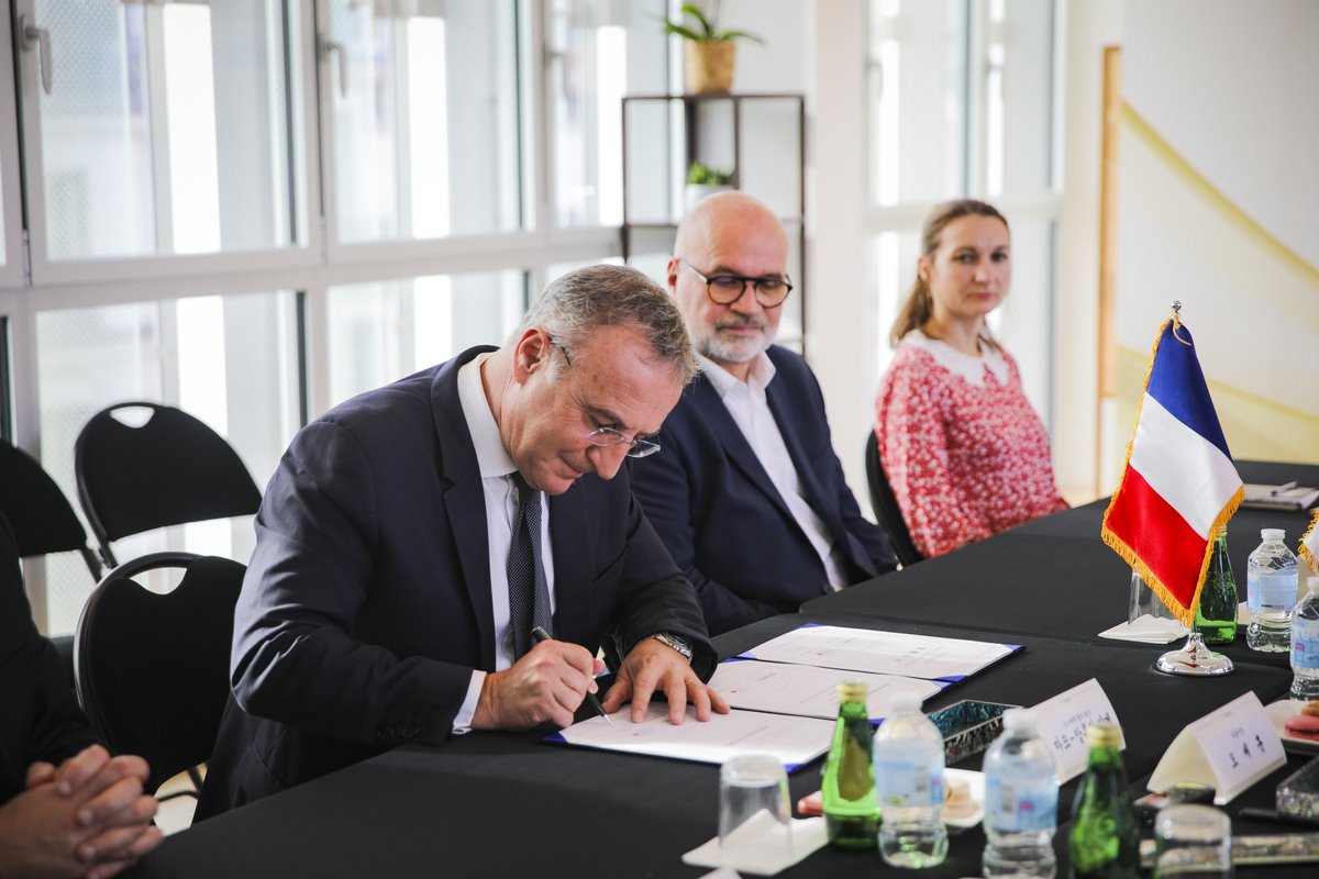 #𝐈𝐧𝐭𝐞𝐫𝐧𝐚𝐭𝐢𝐨𝐧𝐚𝐥 - Dimanche 23 octobre, une convention a été sig née entre #CosmeticValley et le gouvernement de la métropole de #Séoul afin de renforcer l'innovation et favoriser l’#exportation de nos PME sur le marché de la 𝐊-𝐁𝐞𝐚𝐮𝐭𝐲<a href="/MA_Jamet/">Marc-Antoine JAMET</a> <a href="/Seoul_gov/">Seoul Government</a>