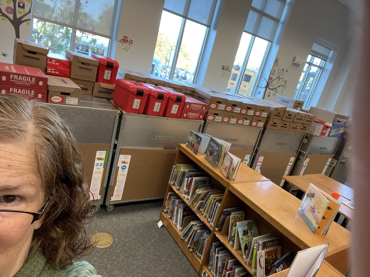 OakviewMedia's tweet photo. It’s here! It’s here! First book fair since 2019!!! How #owlsome is that? https://t.co/7EMsrqt1K7
