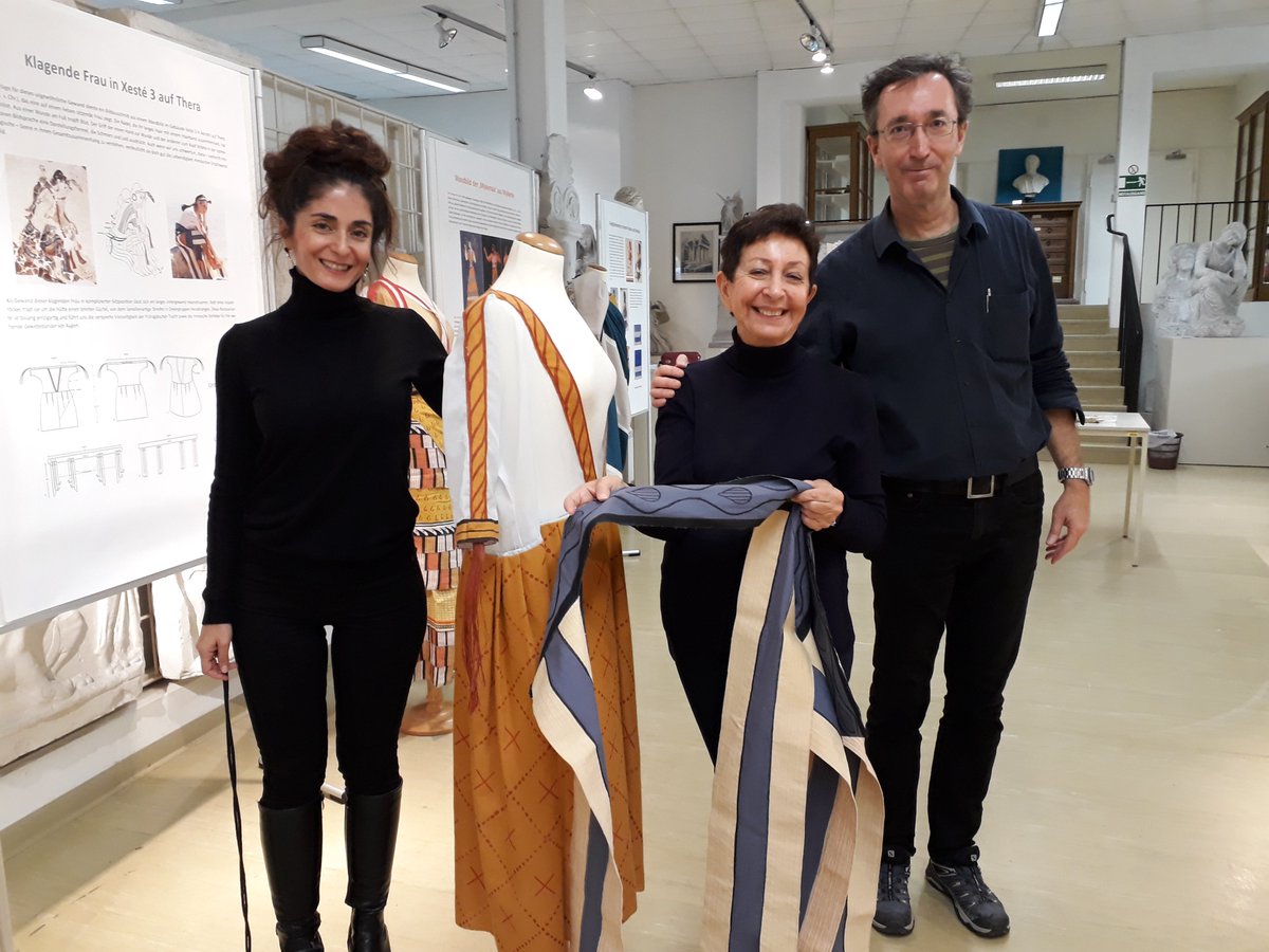 Jeder Handgriff muss sitzen... Das letzte Kleidungsstück wird gerade angezogen, damit die Ausstellung bereit ist für die morgige Eröffnung.