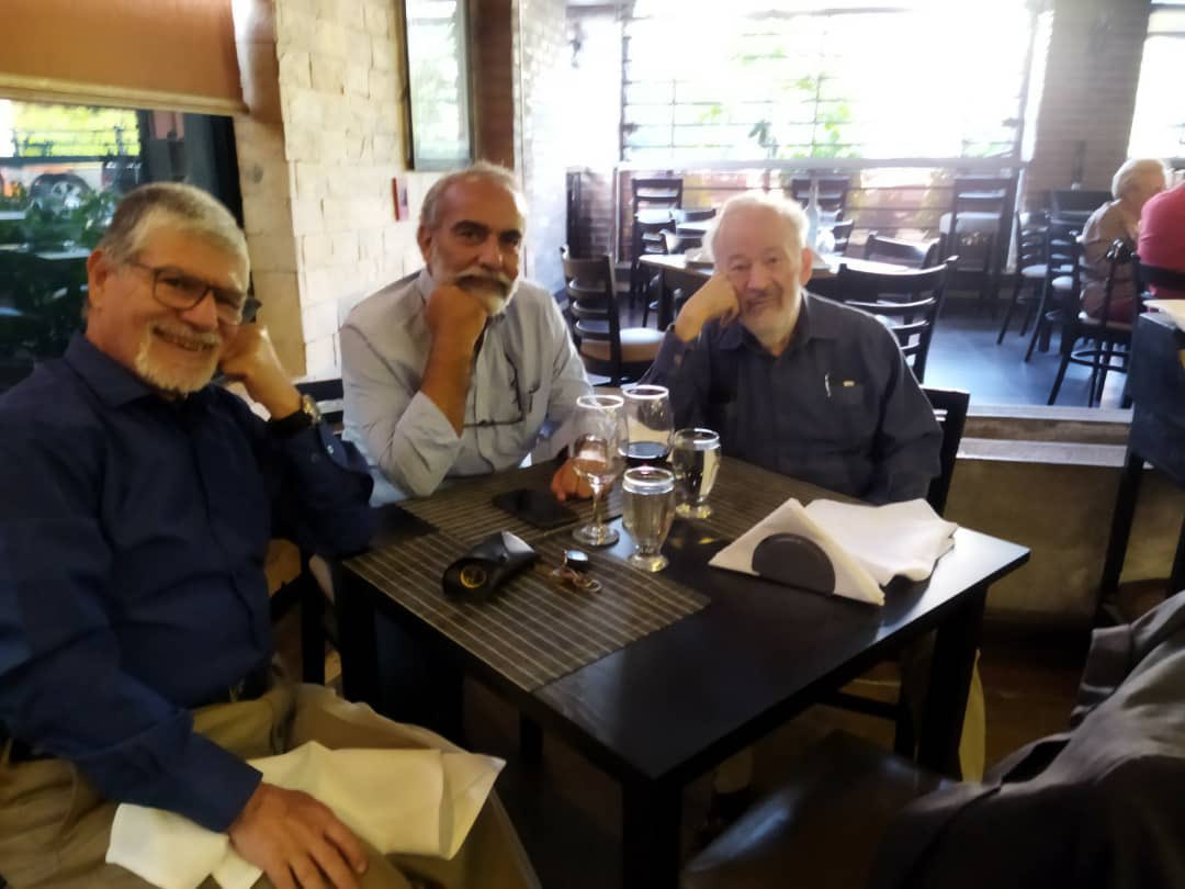 Nada mejor que la amistad que perdura en el tiempo. Pueden pasar años de ausencia y el reencuentro es como si nos hubiésemos visto ayer. Aquí con dos grandes amigos Leonardo Azparren  <a href="/azparren1/">Leonardo Azparren</a> y Nabor Zambrano <a href="/rastroyrostro/">nabor deusdedit</a> .Como siempre amables y pensando El País. .