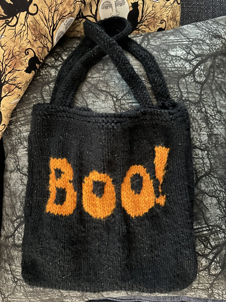 Finally finished this bag.  #knittingtwitter #knit #knitted #knittedbag #TrickorTreat