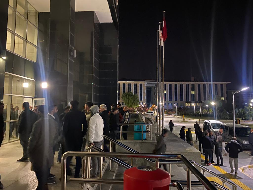 otlupeynirci's tweet photo. @NecdetTakva kirli ilişkilerle seçim sonucuna müdahale etmeye çalışıyor. Esnaf oyunun peşinde saatlerdir adliyenin önünde bekliyor. Oyuna, Van'a sahip çıkıyor. Rt. https://t.co/m3aEdVljfZ