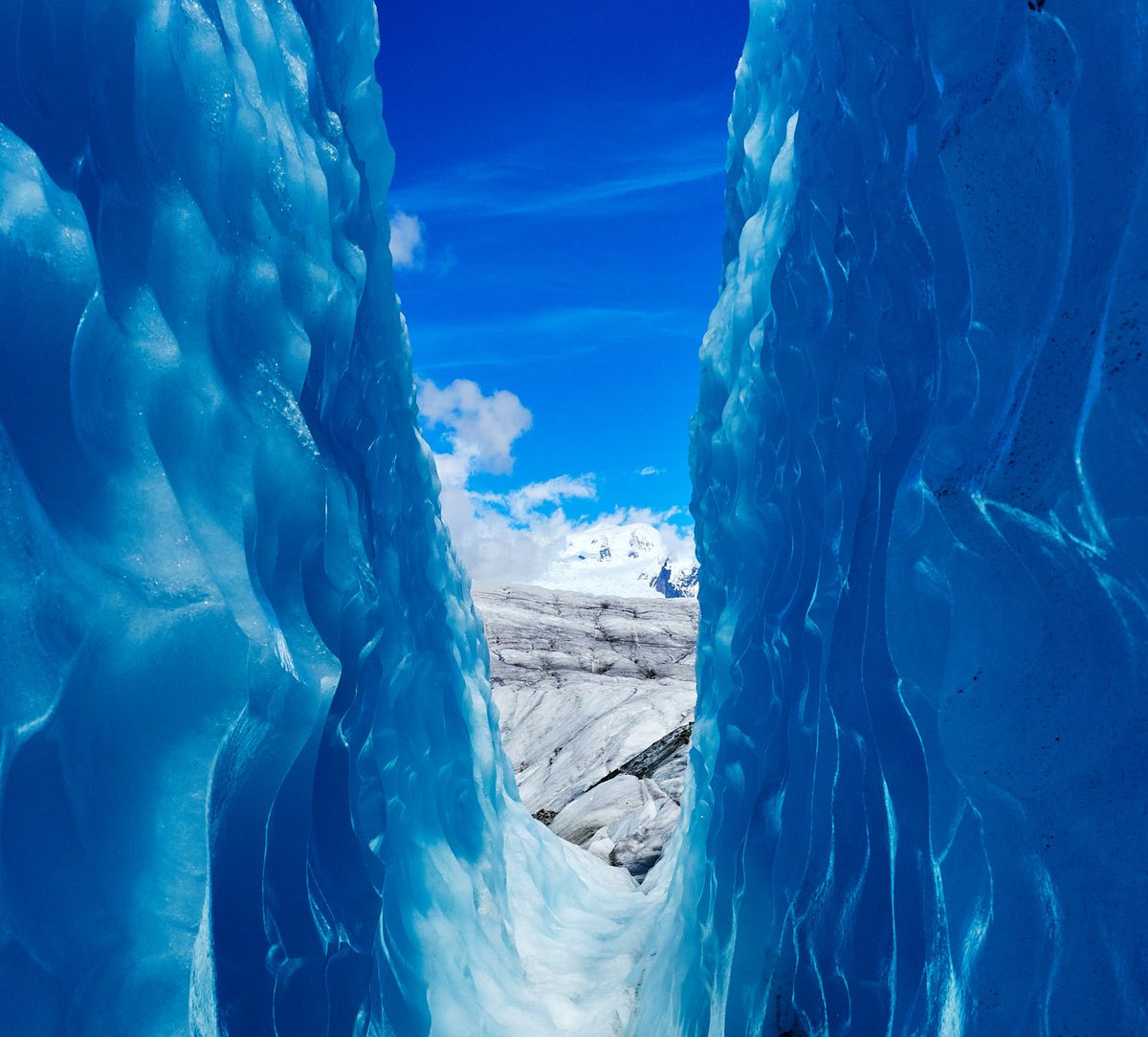 Reminiscing blue sky days and glacier romps. In high summer, things are so frenetic around here that it can be challenging to take a moment to stop and really absorb what a crazy beautiful, rare place this is.
wrangells.org
#mccarthyalaska #kennecottalaska #glaciers