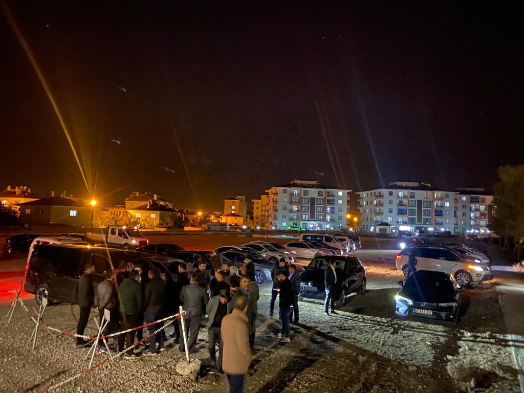 otlupeynirci's tweet photo. @NecdetTakva kirli ilişkilerle seçim sonucuna müdahale etmeye çalışıyor. Esnaf oyunun peşinde saatlerdir adliyenin önünde bekliyor. Oyuna, Van'a sahip çıkıyor. Rt. https://t.co/m3aEdVljfZ