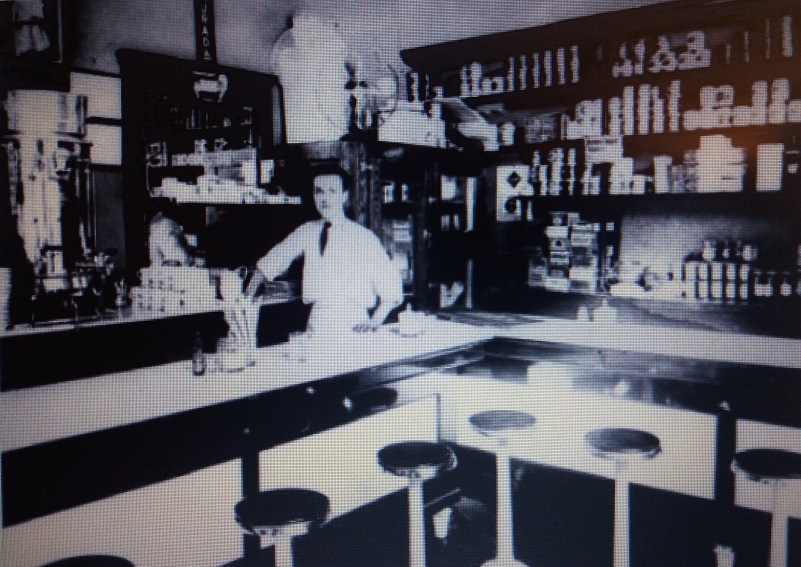 100YearsAgoNews's tweet photo. Oct. 24, 1922: Macedonian immigrants Tom and John Kiradjieff open a hot dog stand in Cincinnati they call the Empress after the theater next door, and introduce a spicy Mediterranean chili topping. They are credited with inventing Cincinnati chili, the region’s unofficial grub. https://t.co/7VVco0A4xd