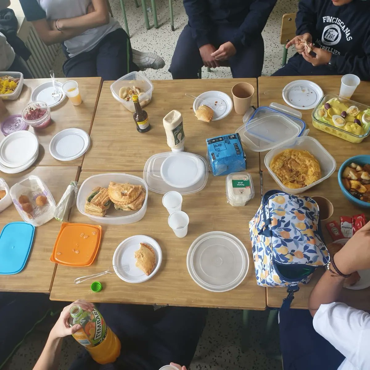 fefmontpaseo's tweet photo. Desde el departamento de inglés, han organizado en 4°ESo una jornada internacional de comida: Papa a la huancaína de Perú, pierogi de Polonia, tarta 3 leches de Honduras......y muchas más delicias
#ESO #englishclass #compartir #comidasdelmundo https://t.co/wlde5CUYBy