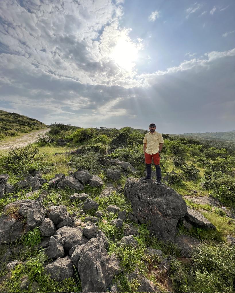 OmanTripper's tweet photo. The stunning cliffs at Sha'at in Dhofar.

The thick clouds makes it hard to believe that you are standing over a 1000m drop from the ocean straight down below you!

#Shaat #Dhofar #Oman #OmanTripper#عمان #ظفار https://t.co/l80cuAwZ1M