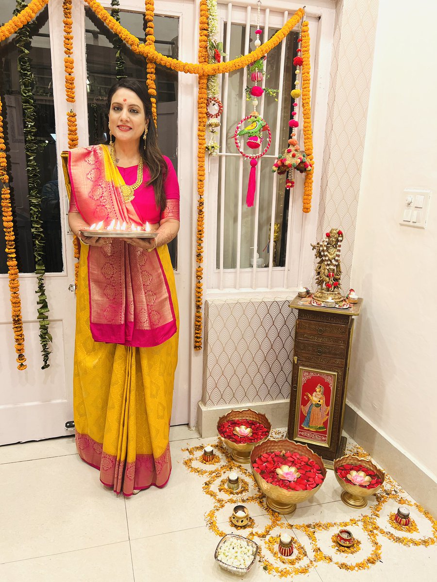 sonalgoelias's tweet photo. दीपज्योतिः परब्रह्म दीपज्योतिर्जनार्दनः ।
दीपो हरतु मे पापं दीपज्योतिर्नमोऽस्तुते ॥ 🪔

May the Light of Diyas bless our Souls 🌟

#HappyDiwali https://t.co/PBtohx7K4q