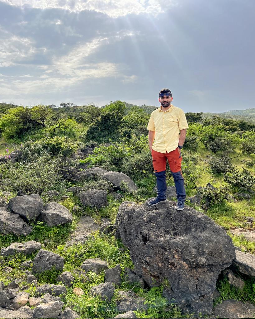 OmanTripper's tweet photo. The stunning cliffs at Sha'at in Dhofar.

The thick clouds makes it hard to believe that you are standing over a 1000m drop from the ocean straight down below you!

#Shaat #Dhofar #Oman #OmanTripper#عمان #ظفار https://t.co/l80cuAwZ1M