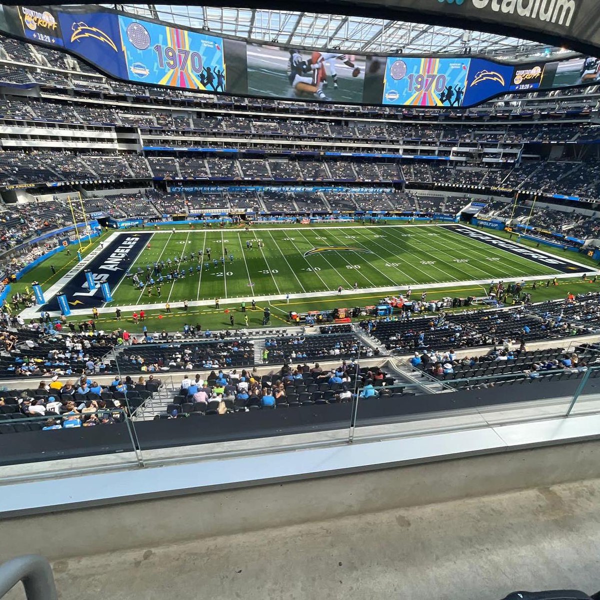 fullsendAF's tweet image. 20 MetaCard Holders joined us at the Happy Dad Suite at SoFi Stadium for Chargers vs Seahawks!