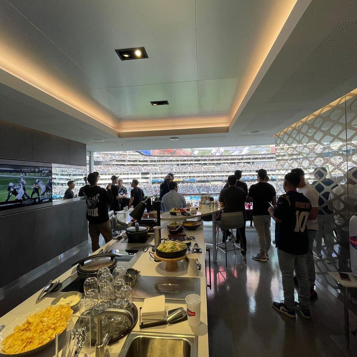 fullsendAF's tweet image. 20 MetaCard Holders joined us at the Happy Dad Suite at SoFi Stadium for Chargers vs Seahawks!