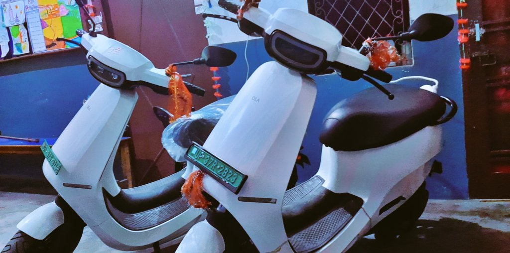 Yash02736728's tweet photo. I Am feeling proud COZ I Am a owner of first Ola scooter of HAPUR and the Latest Ola Scooter delivered in hapur 😇
I Am Happy coz I am leading the #EndICEAge revolution in Hapur

I wish I got Move OS 3.0 Beta update on same day in both😊 
Thanks @bhash @OlaElectric 
#HappyDiwali https://t.co/yp6kMiVlgL