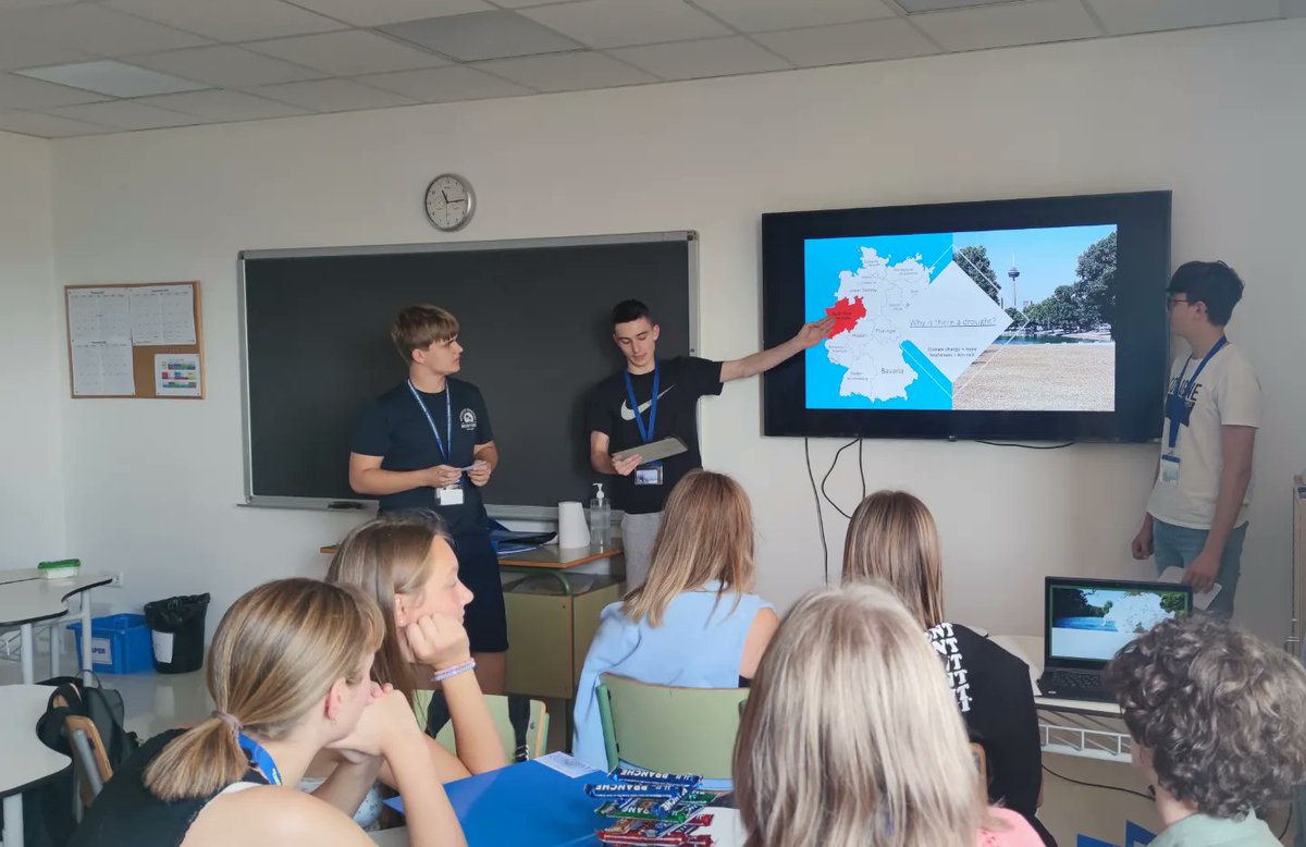 IBinissalem's tweet photo. Avui ha estat la primera jornada de l'Erasmus+ a l'IES Binissalem. 
Ahir, arribaren 40 alumnes de Suïssa i Alemanya per dedicar tota la setmana a treballar amb el projecte sobre l'aigua. 
#erasmusplus #erasmusIESB @sepiegob https://t.co/dAy1mQmWu7