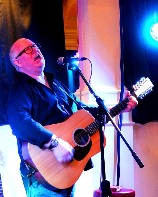 BluesmanMikeF's tweet photo. In my on-going series of great 12 string players I give you a man rated as one of Britain's Best guitarists who played a blinder at Southport last night.... Mr Clive Gregson

#Blueshour #Keepit12 https://t.co/prpU4lxZFk