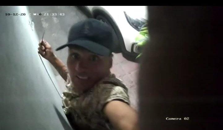 PoderAG_Jal's tweet photo. Vecino de Providencia nos comparten este video de un "honorable" ciudadano qué andaba en busca de abrazos en casa ajena.
Por cierto alcalde @PabloLemusN la @PoliciaGDL nunca llego a pesar de los llamados. Esto fue por los cruces de Filadelfia y Pablo Neruda.
@Trafico_ZMG https://t.co/mdGIVjWrOs