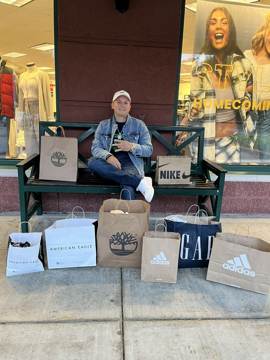 lukanzy23's tweet photo. The shopping https://t.co/b2mXyYaqkc