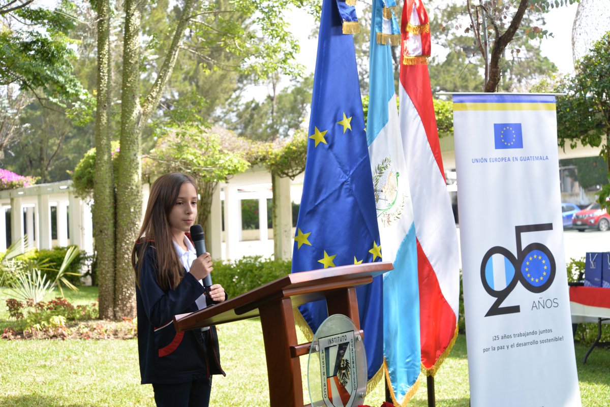UEGuatemala's tweet photo. Gracias a los alumnos del #ColegioAustriaco y del @julioverneGT por haber aceptado nuestra invitación a sembrar una #Ceiba🌳 como símbolo de estas pequeñas acciones que pueden generar grandes cambios.
#EUClimateDiplomacy @EUClimateAction @eu_eeas #United4Climate #ClimaDiplo https://t.co/52xfeiZN2q
