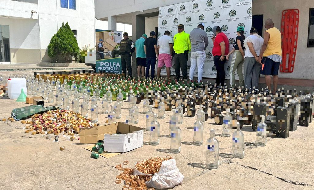 GuajiraPolicia's tweet photo. Mediante operación "Manhattan" nuestra @PoliciaAduanera logró la desarticulación de una estructura criminal dedicada a la adulteración de licor en #Maicao, 8 personas fueron capturadas #UnidosContraElCrimen #DiosYPatria #CIC2CL https://t.co/wVLDP5rKju