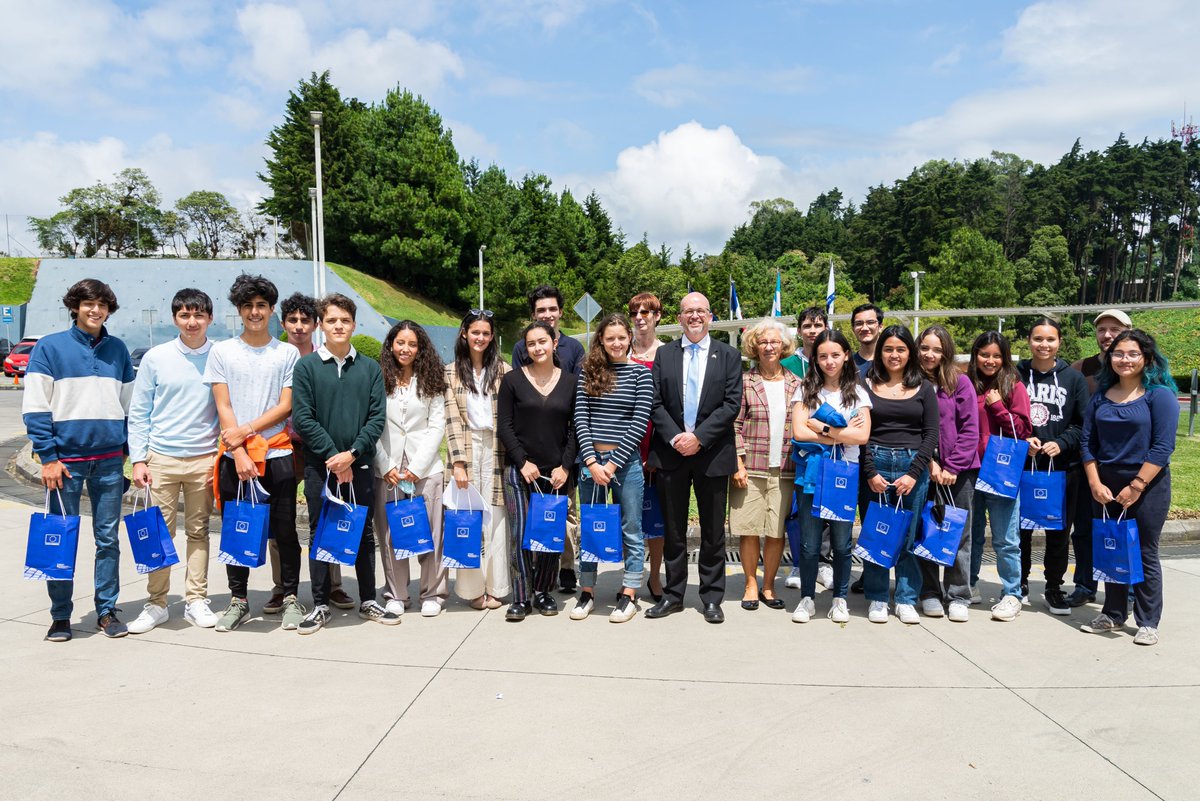 UEGuatemala's tweet photo. Gracias a los alumnos del #ColegioAustriaco y del @julioverneGT por haber aceptado nuestra invitación a sembrar una #Ceiba🌳 como símbolo de estas pequeñas acciones que pueden generar grandes cambios.
#EUClimateDiplomacy @EUClimateAction @eu_eeas #United4Climate #ClimaDiplo https://t.co/52xfeiZN2q