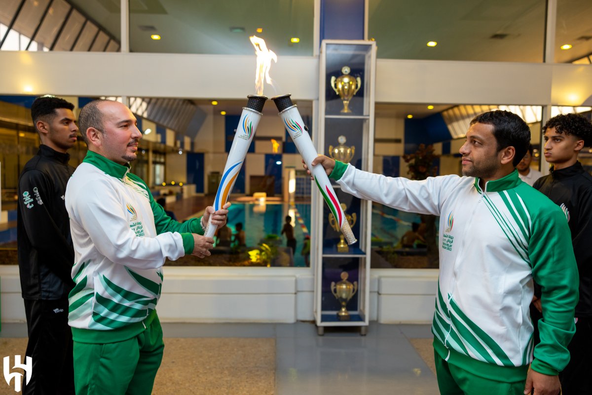 Alhilal_FC's tweet photo. 🔝سعادة الرئيس @fahad2 يتسلّم شعلة #دورة_الألعاب_السعودية من @mbsh_10 

#الهلال https://t.co/soBIrUf06Y