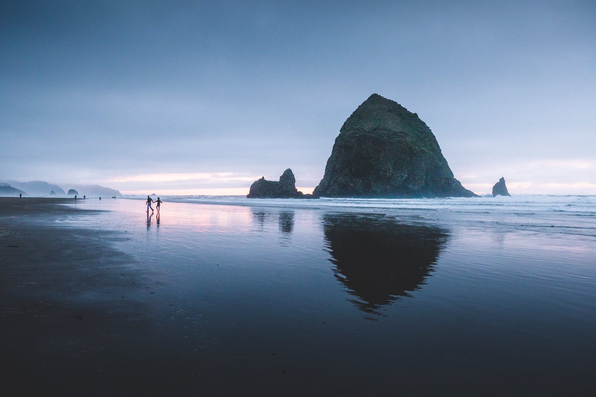 ElliotHawkey's tweet photo. Blue hour on the Oregon coast https://t.co/VmRdEdnbq3