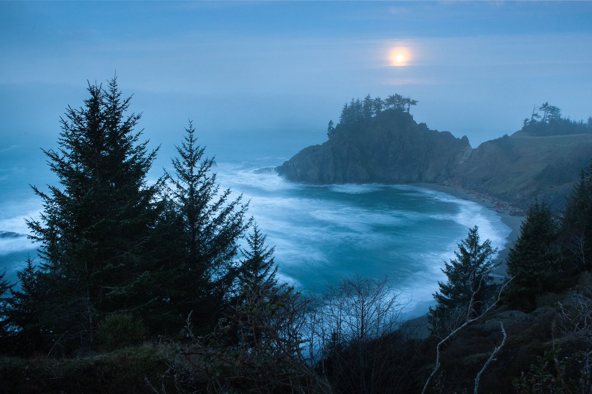 ElliotHawkey's tweet photo. Blue hour on the Oregon coast https://t.co/VmRdEdnbq3