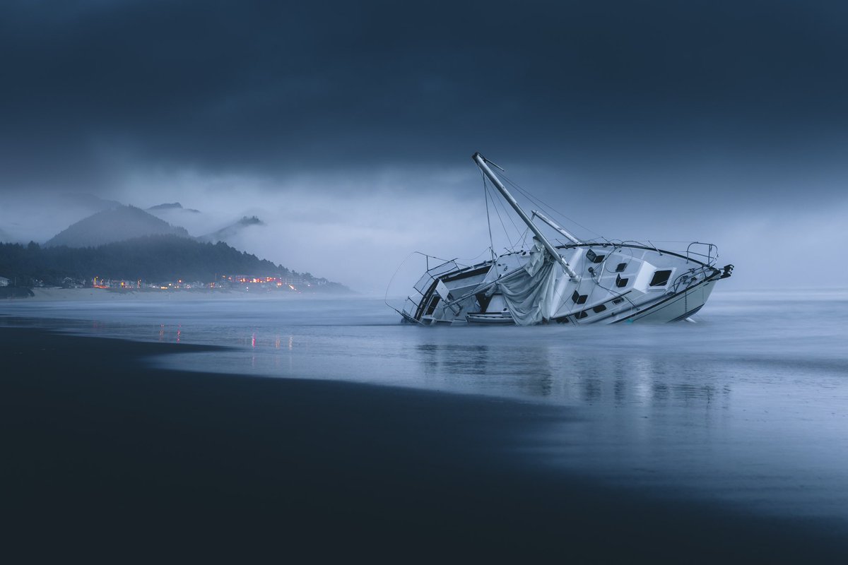 ElliotHawkey's tweet photo. Blue hour on the Oregon coast https://t.co/VmRdEdnbq3