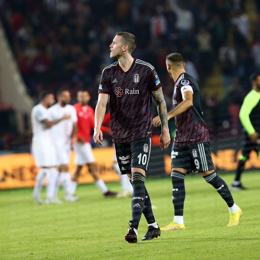 🗣Wout Weghorst: Seviyemiz bu değil. Şampiyonluk istiyorsak bu maçları kazanmalıyız. Hocamızın istediklerini yapamadık. Hayal kırıklığına uğradık. Daha çok çalışmamız lazım. Final paslarını yapamıyoruz, maçları gol yemeden tamamlamamız gerekiyor. (beIN Sports) (📸 @SAYCANSAYIM)