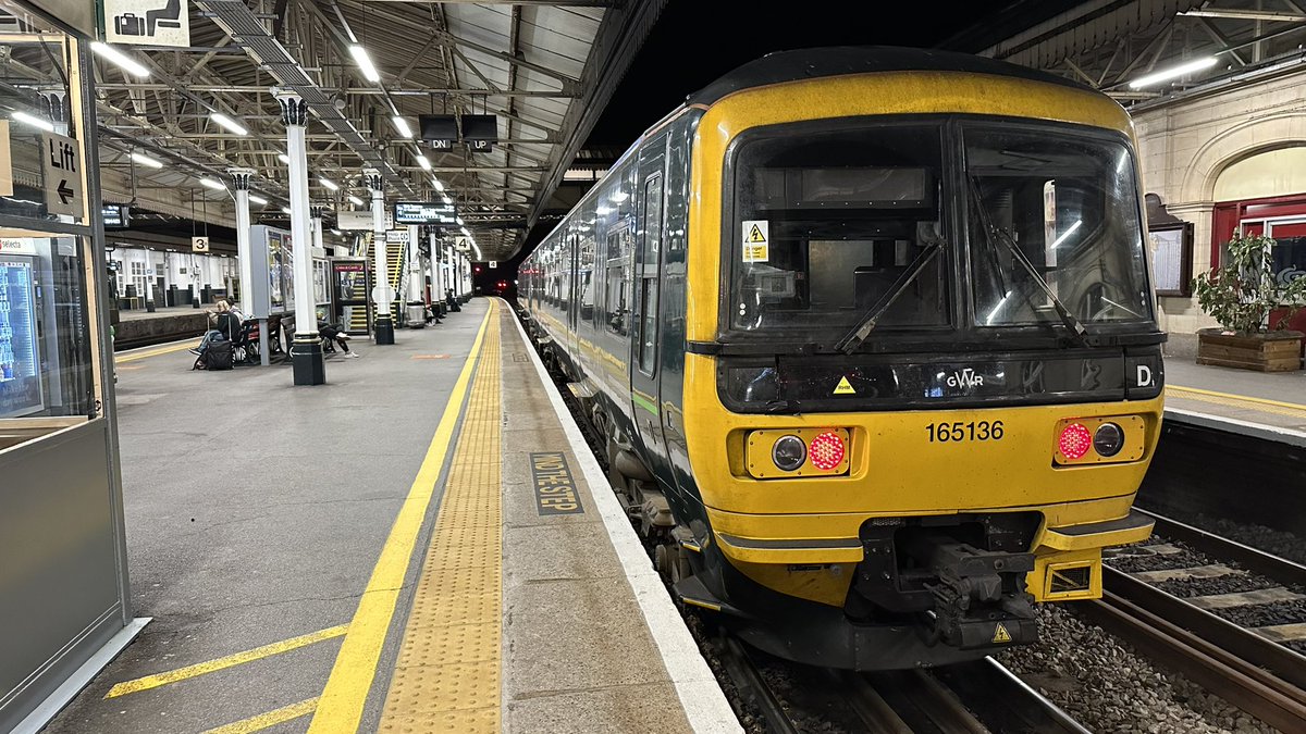 BenBroomfield_'s tweet image. Evening All! ✨

Final day (no. 11) before a singular rest day tomorrow! Been a tough one ngl!

#class165 165136 paid a visit to us today from Bristol, however we’ve gotta hand it back tonight! 🚂

Have a great evening!

#DispatchersOfTwitter #rail #railway #train #trains #gwr
