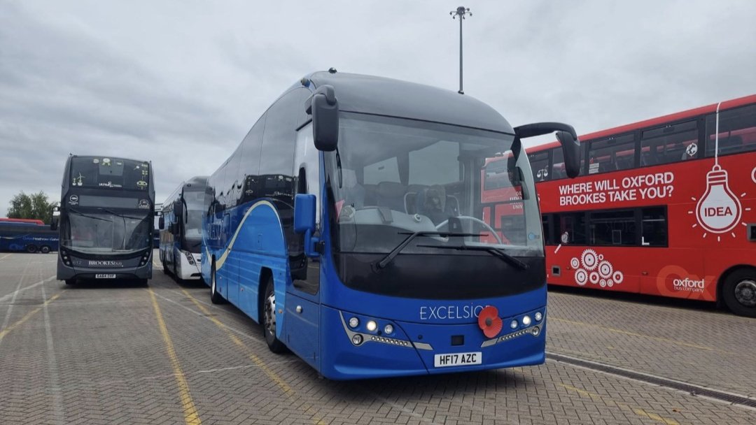 ExcelsiorCoach's tweet photo. @ExcelsiorCoach have a new photographer in the team....#thankyou #MattC for your great pictures of fleet no: 7 and thank you to our #cousins at @OxfordBusCo for allowing fleet no: 3 to park up on Saturday #effortlesscoachhire https://t.co/AqNcLghKEb