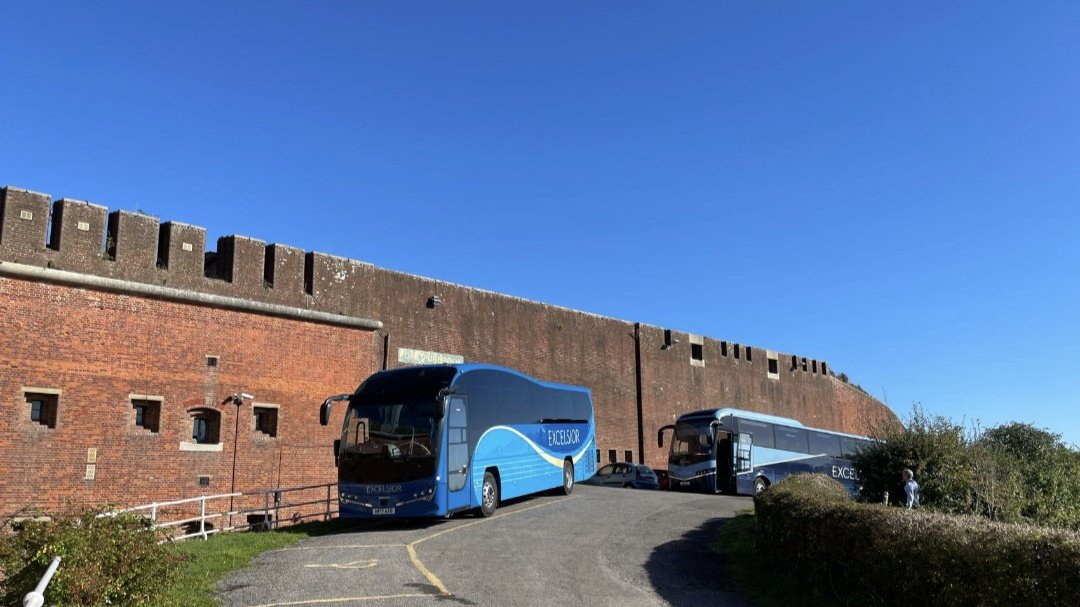 ExcelsiorCoach's tweet photo. @ExcelsiorCoach have a new photographer in the team....#thankyou #MattC for your great pictures of fleet no: 7 and thank you to our #cousins at @OxfordBusCo for allowing fleet no: 3 to park up on Saturday #effortlesscoachhire https://t.co/AqNcLghKEb