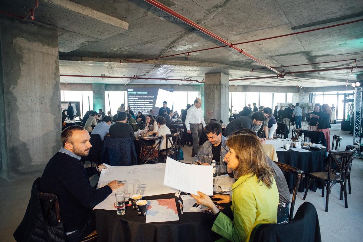 chile_tf's tweet photo. 1. Recordamos el tercer encuentro de #ChileTerritorioFuturo donde se reflexionó sobre las repercusiones de los posibles escenarios futuros, además de las brechas y fortalezas que tenemos para abordarlas. https://t.co/GkMxOFiGw6