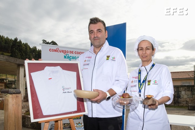 EFE_Cantabria's tweet photo. Borja Moncalvillo, chef del restaurante castreño Amaras, elegido de nuevo mejor cocinero cántabro, volverá a representar a la región en el Nacional de Gastronomía. #Cantabria #gastronomie
https://t.co/rS15WoA72H

✍️📸Javier G. Paradelo https://t.co/ICLVPOLSGr