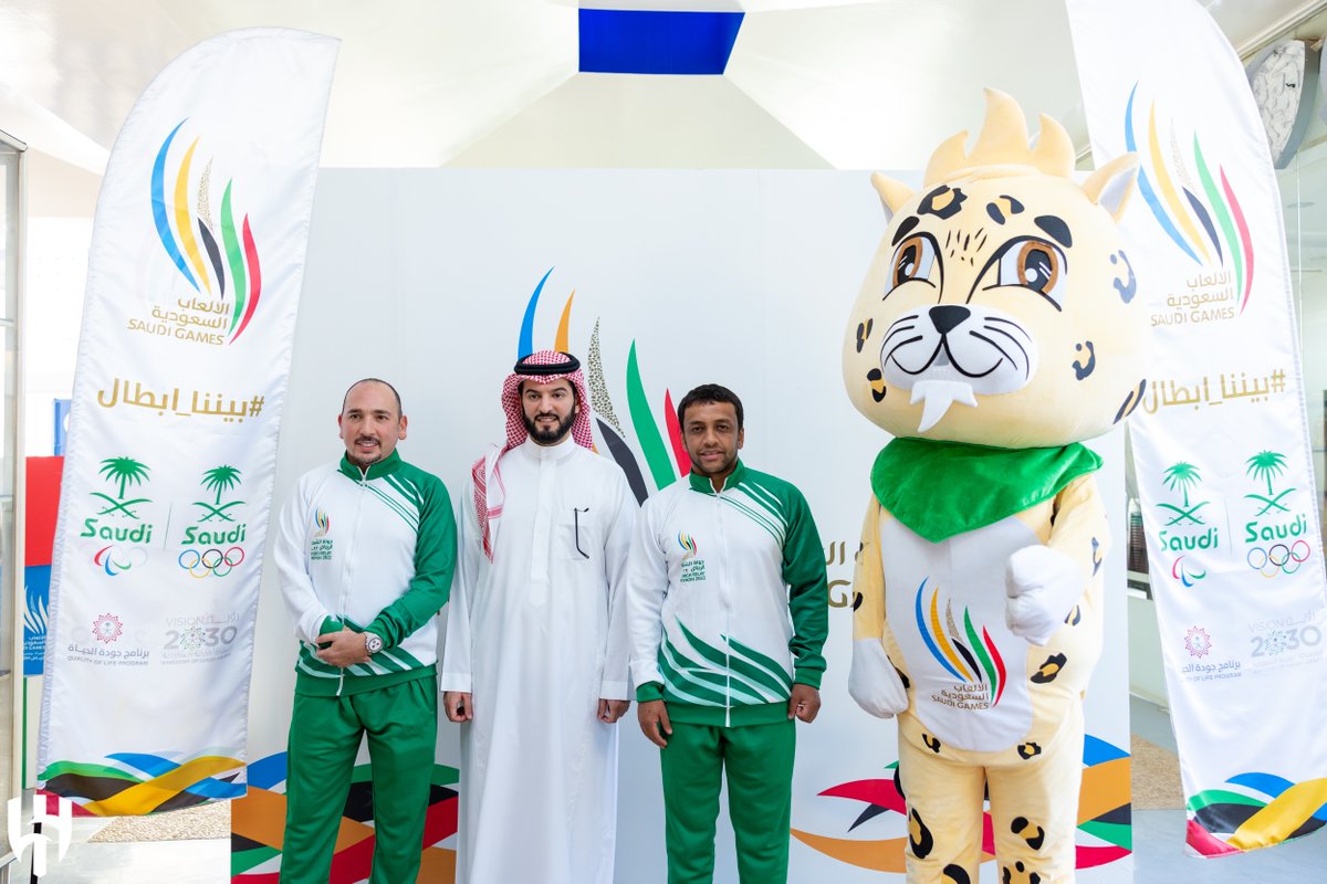 Alhilal_EN's tweet photo. #AlHilal President Mr. @fahad2 has received Saudi Games torch from @mbsh_10 🇸🇦 https://t.co/EDOmm1itBi
