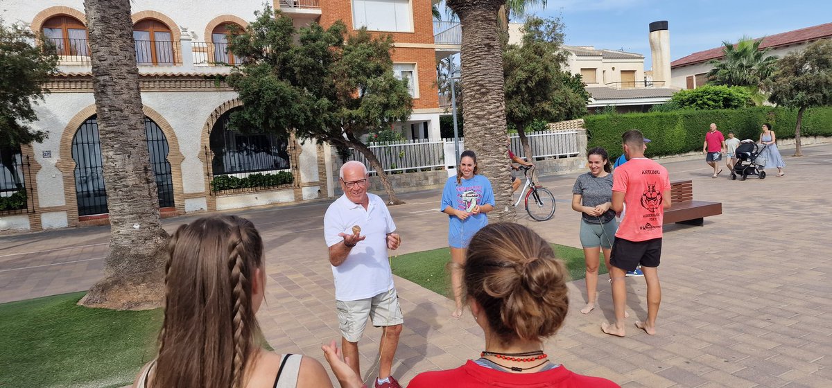 fcanono's tweet photo. Clase de Juego Motor.@UMU Alumnos de segundo @umucafd. Juegos populares @umusport: en el Paseo Colón de Stgo de la Ribera @Ayto_SanJavier se produce una unión generacional de lo más enriquecedora que he vivido en mucho tiempo como docente. GRACIAS a todos! https://t.co/MlBocEb2Iw