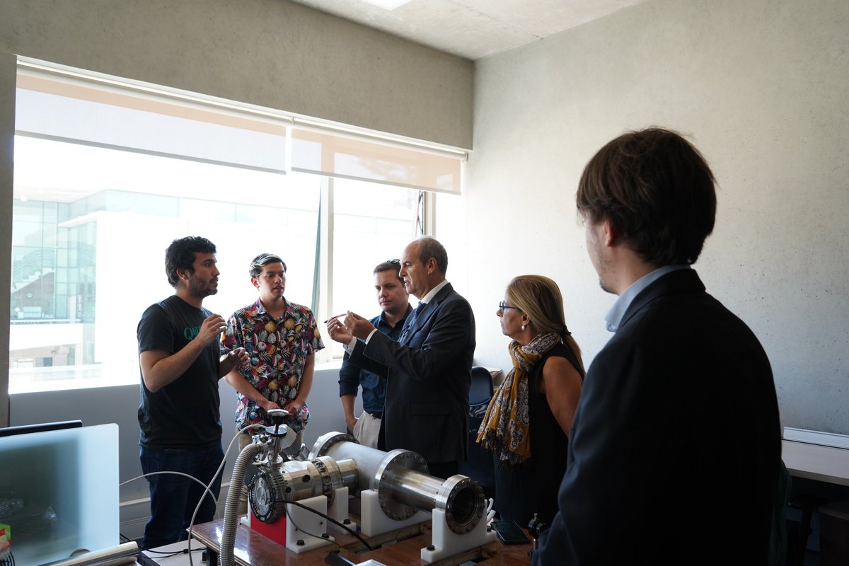 cctval_usm's tweet photo. Una grata visita de la Universidad de Nápoles Federico II @UninaIT tuvimos en el CCTVal🤓
En su recorrido, sus representantes pudieron conocer nuestros proyectos #DoubleTarget y Ventilador Mecánico, el equipo #ClusterSource y las dependencias @usantamaria 🏢
#CentrosANID https://t.co/zAmNu1fxg9
