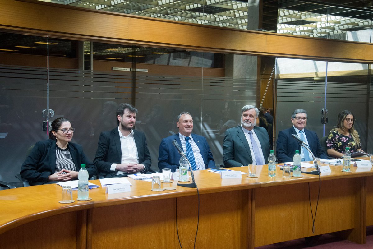 DiputadosUY's tweet photo. La Cámara de Representantes, por intermedio de los Secretarios del Cuerpo, Sr. @JATARIPOLL (Redactor) y Dra. Virginia Ortiz (Relatora) y el Centro de Especialización Legislativa, ha instrumentado un taller de capacitación en "Formación digital y medios tradicionales en https://t.co/MFgyvQcknW