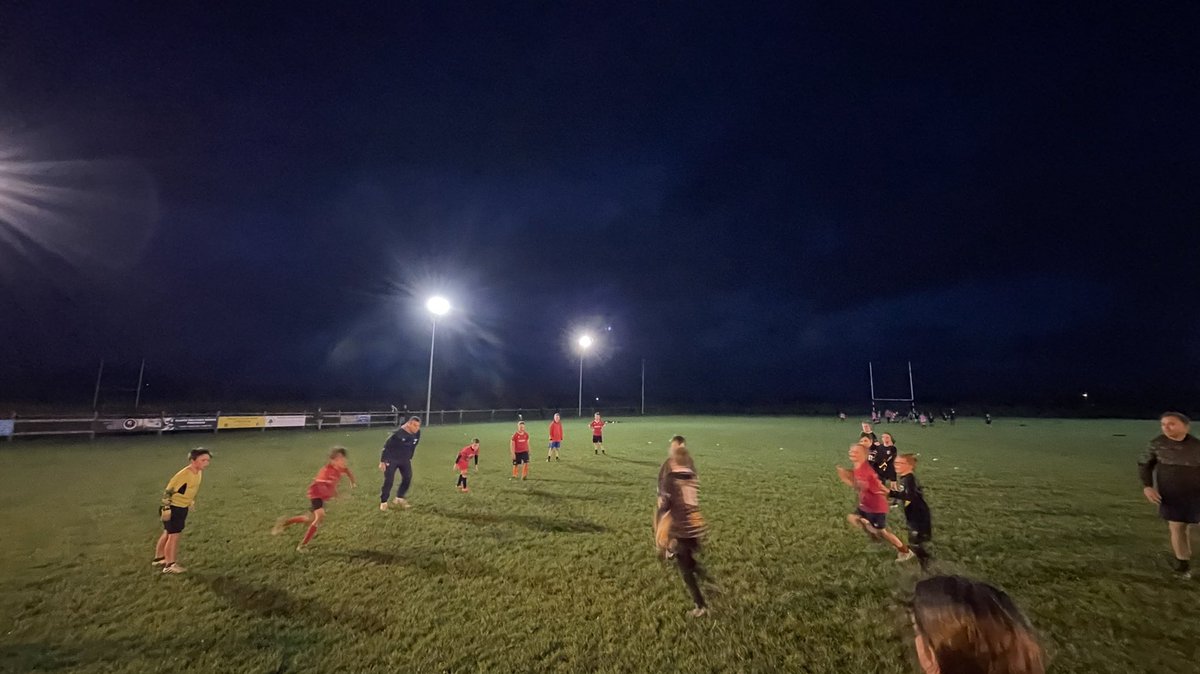 RFRugbyCoaching's tweet photo. Good to get down to @St_DavidsRFC for @scarlets_rugby player visit. 

Massive thank you to Gareth Davies coming down and to @CymunedScarlets for organising the visit! 

Some really good skill on show! 🔴🏉

@WRU_Scarlets @N_setaro https://t.co/RYFVIq61I7