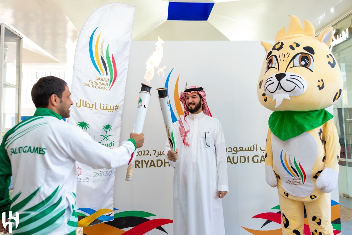 Alhilal_EN's tweet photo. #AlHilal President Mr. @fahad2 has received Saudi Games torch from @mbsh_10 🇸🇦 https://t.co/EDOmm1itBi