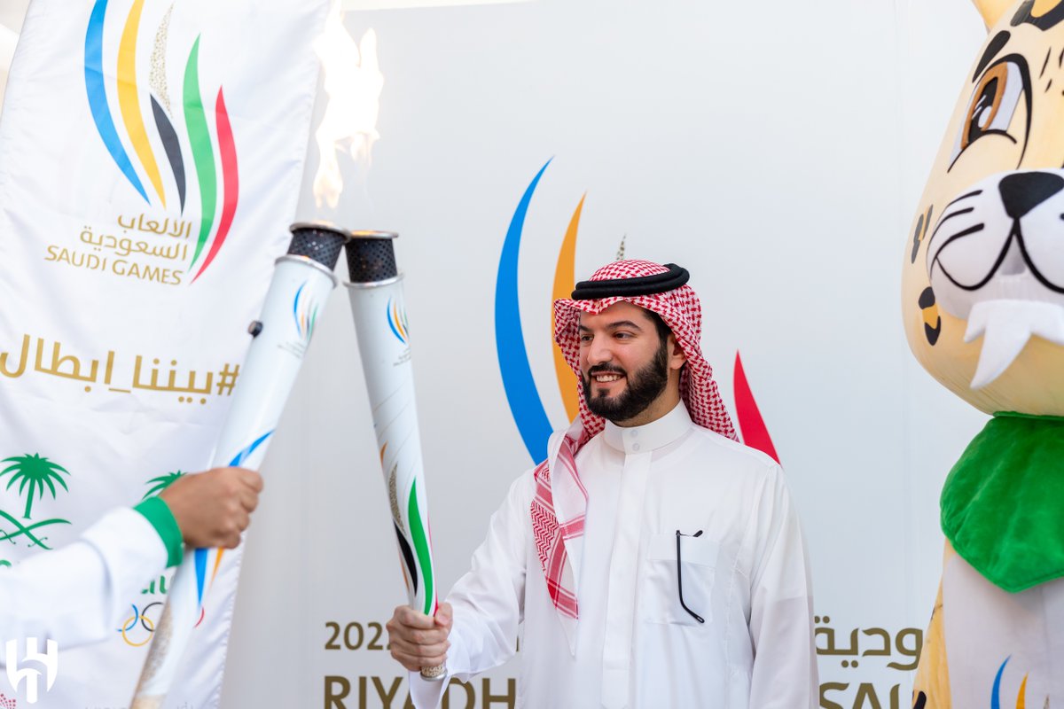 Alhilal_EN's tweet photo. #AlHilal President Mr. @fahad2 has received Saudi Games torch from @mbsh_10 🇸🇦 https://t.co/EDOmm1itBi