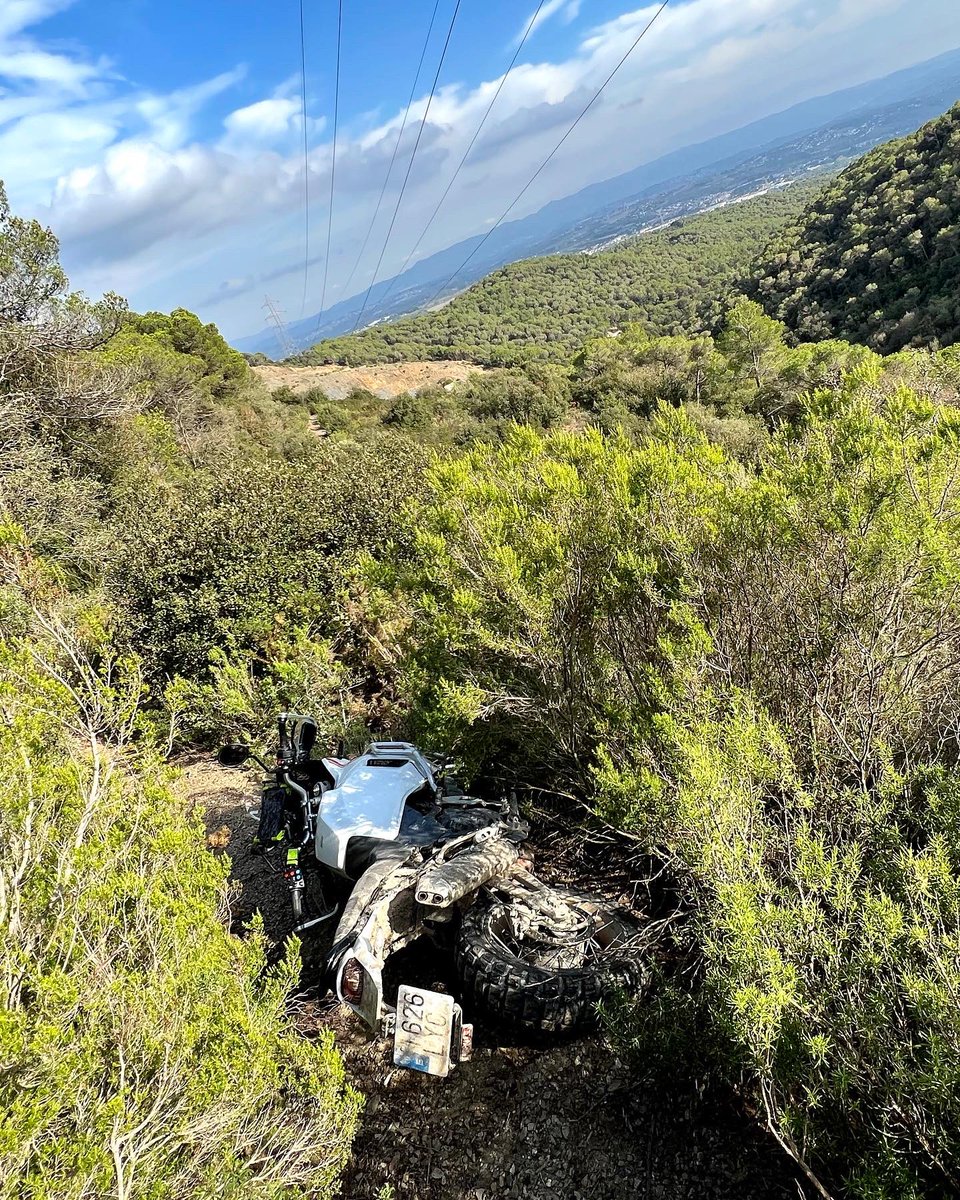 charlysinewan's tweet photo. Tengo una noticia buena y otra mala. La mala,es que ya me metí en el 1er berenjenal con la #dessert.La buena, que fue en España,haciendo un curso de rally de navegación con @twin_trail y la moto no era la mía,era una que me prestó @ducatiesp .Y sí,hubo que sacarla con cinchas... https://t.co/UKEfZVL7qP