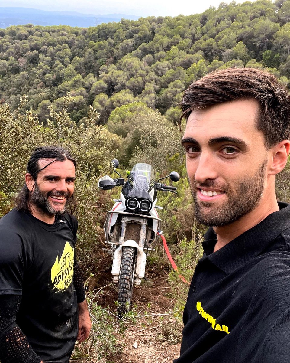 charlysinewan's tweet photo. Tengo una noticia buena y otra mala. La mala,es que ya me metí en el 1er berenjenal con la #dessert.La buena, que fue en España,haciendo un curso de rally de navegación con @twin_trail y la moto no era la mía,era una que me prestó @ducatiesp .Y sí,hubo que sacarla con cinchas... https://t.co/UKEfZVL7qP
