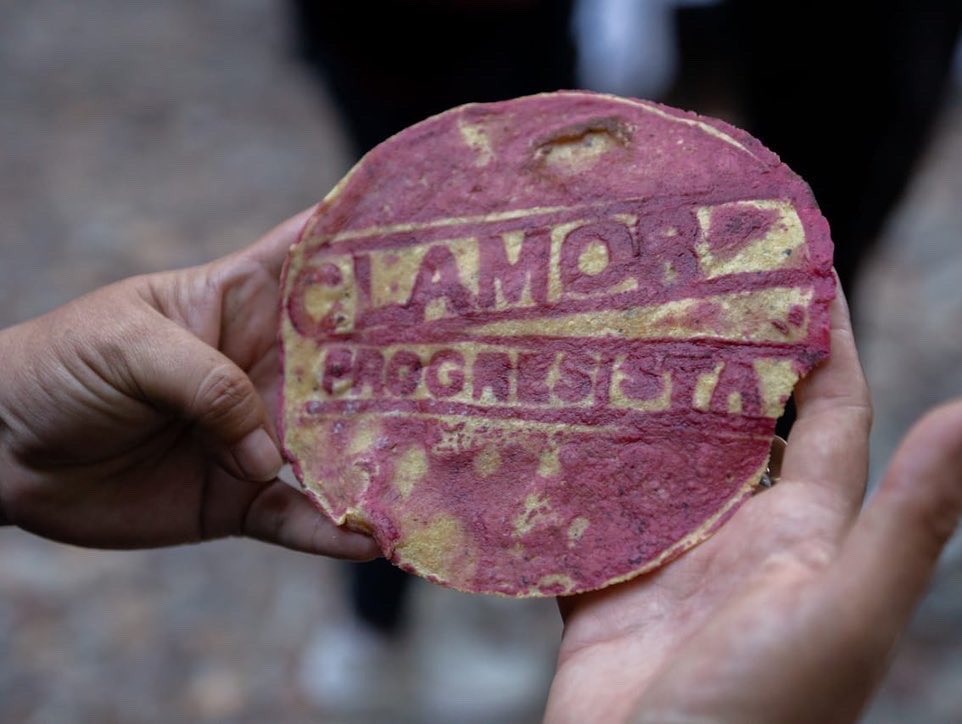 “Maquinósfera libertaria” de Shamin Cecilia Ramos
Obra que forma parte de la exposición Clamor Progresista de Abraham Cruz Villegas en el marco del 60 aniversario del CCNigromante. 
Permanecerá hasta el 5 de febrero 2023 ✨