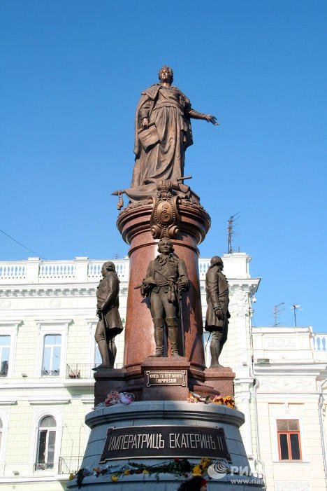 JanFrancisco201's tweet photo. Чому в нас ще досі стоїть пам'ятник в честь вбивці нашого народу? Хіба це не звучить абсурдно?
(м. Одеса.) 
На фото зображена статуя вбивці. (Катерини 2) 
#Україна #Ukraine #History #Historyukraine #Одеса https://t.co/oBg6OH6P18